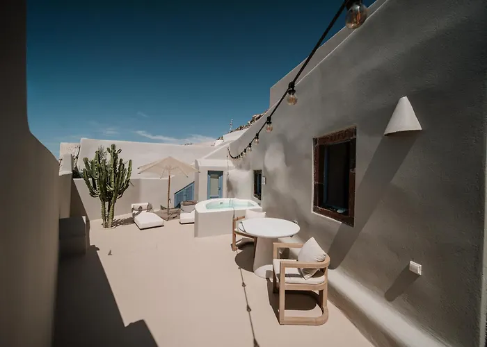 Luna Santorini Suites